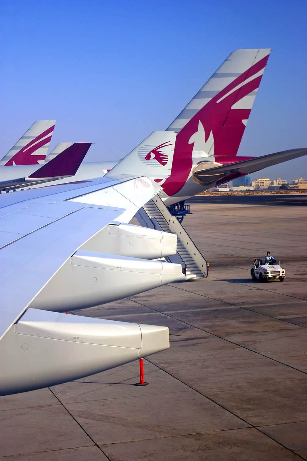 Does Qatar Airways serve alcohol? 