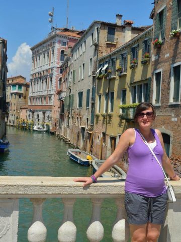 Pregnant Woman in Venice - Traveling Italy Pregnant / Italian babymoon