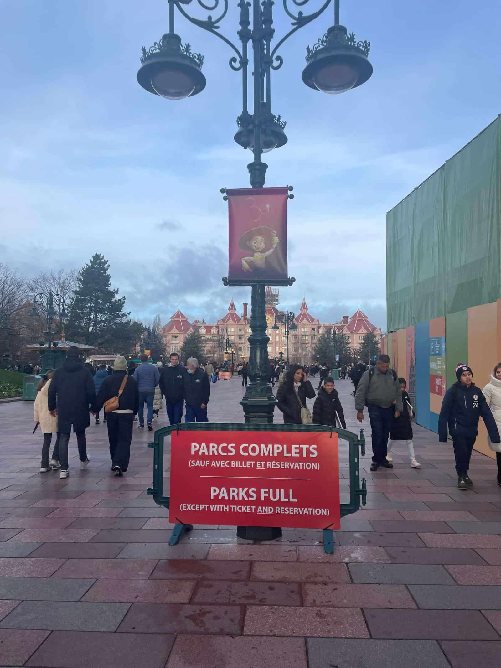 Disneyland Paris park full sign